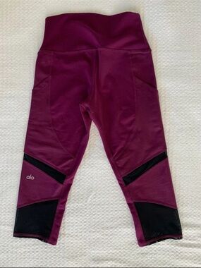 ALO Yoga Women’s High-Waist Align Capri in Juneberry Size S NWOT